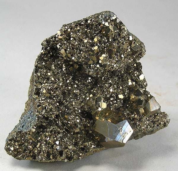 Cristal de pyrite en forme de dodécaèdre pyriteux