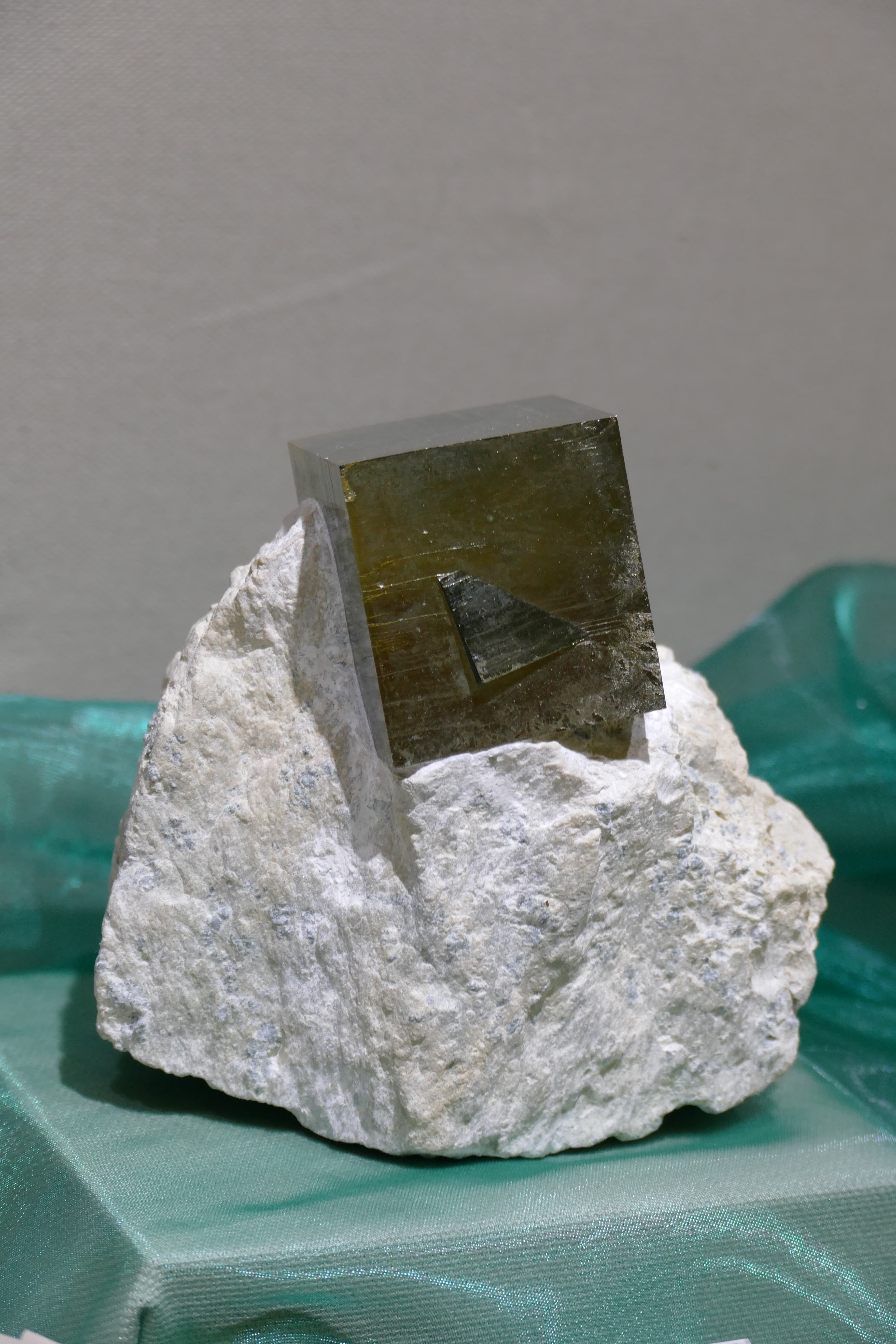Cristal de pyrite en forme de cube