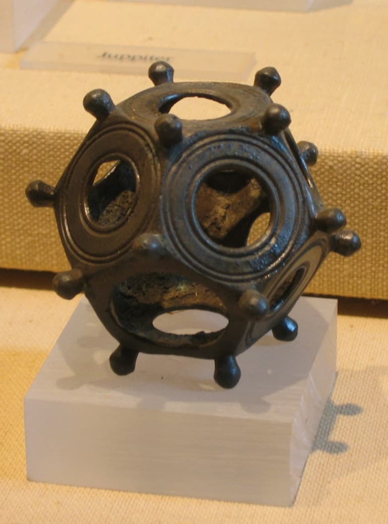 Dodécaèdre romain en bronze de l'époque gallo-romaine