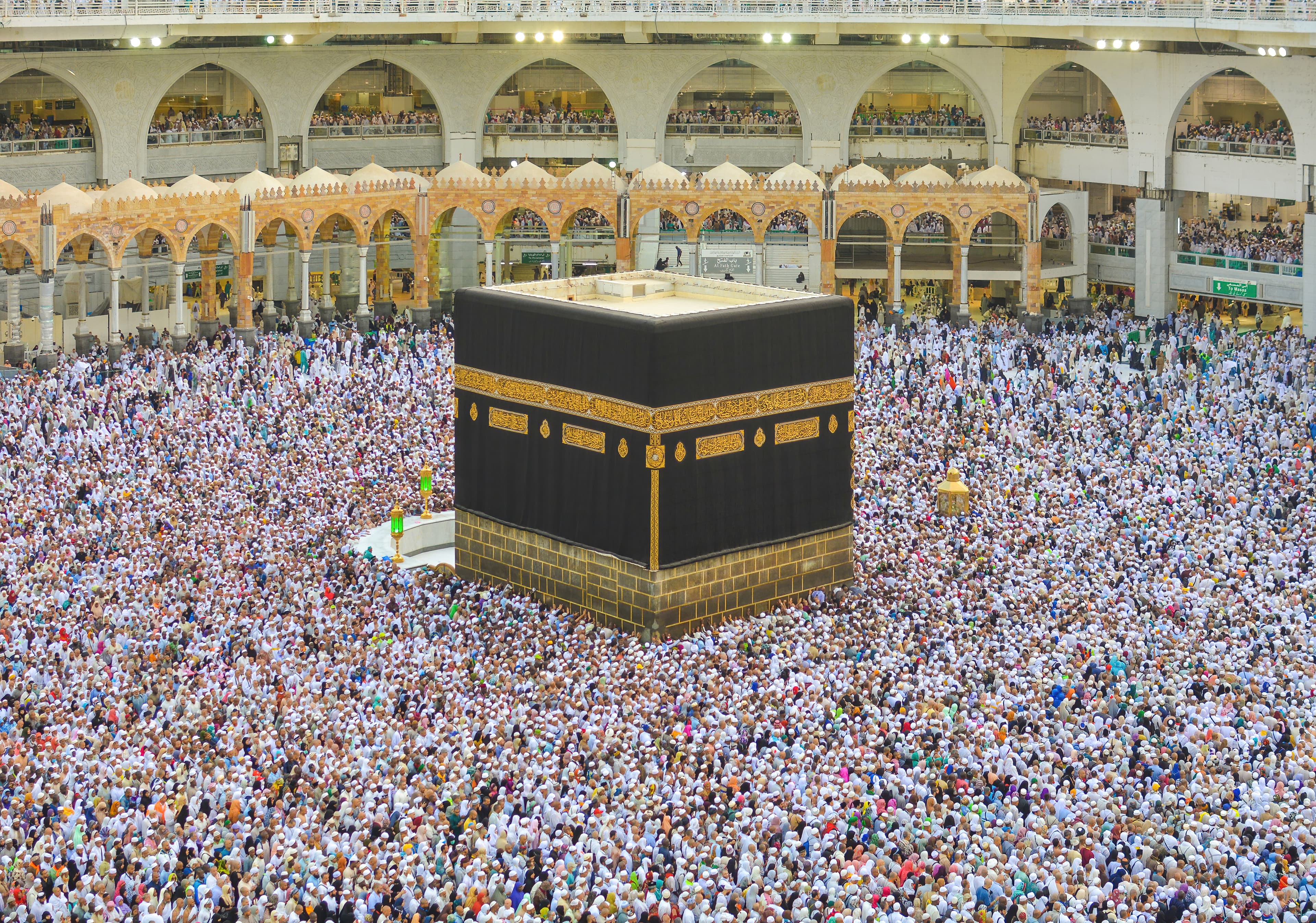 La Kaaba, édifice cubique sacré au centre de la mosquée Al-Haram à La Mecque