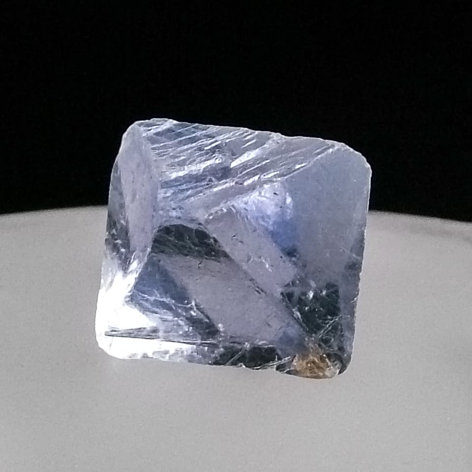 Cristal de fluorite octaédrique bleu pâle