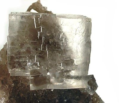 Cristal naturel de halite (sel gemme) en forme de cube